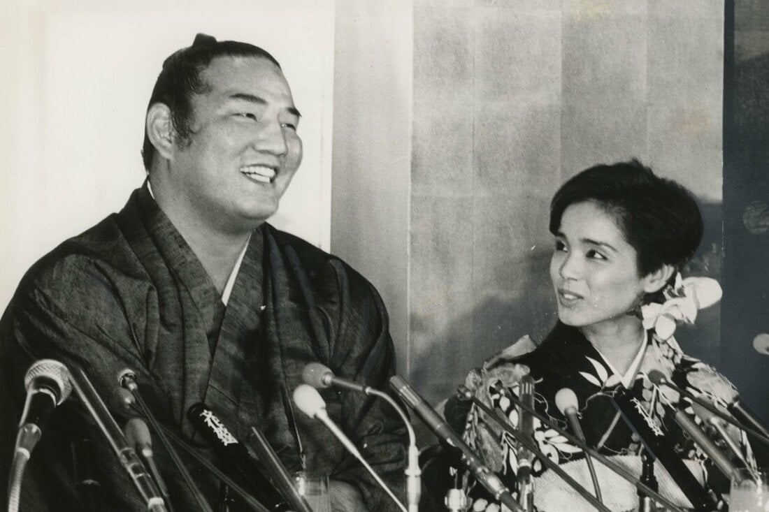 婚約発表時の若嶋津さん(左)と高田みづえ（1985年）