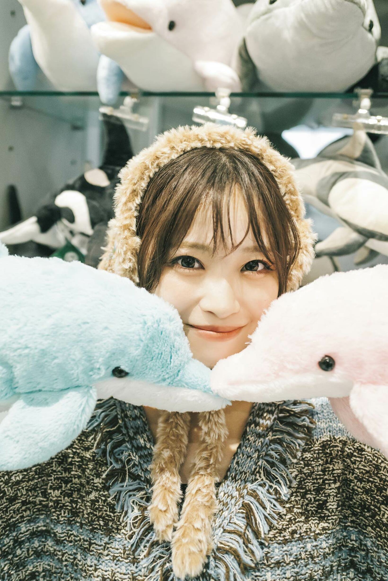 イルカと戯れる入内嶋涼（写真集先行カットから、撮影・時永大吾）