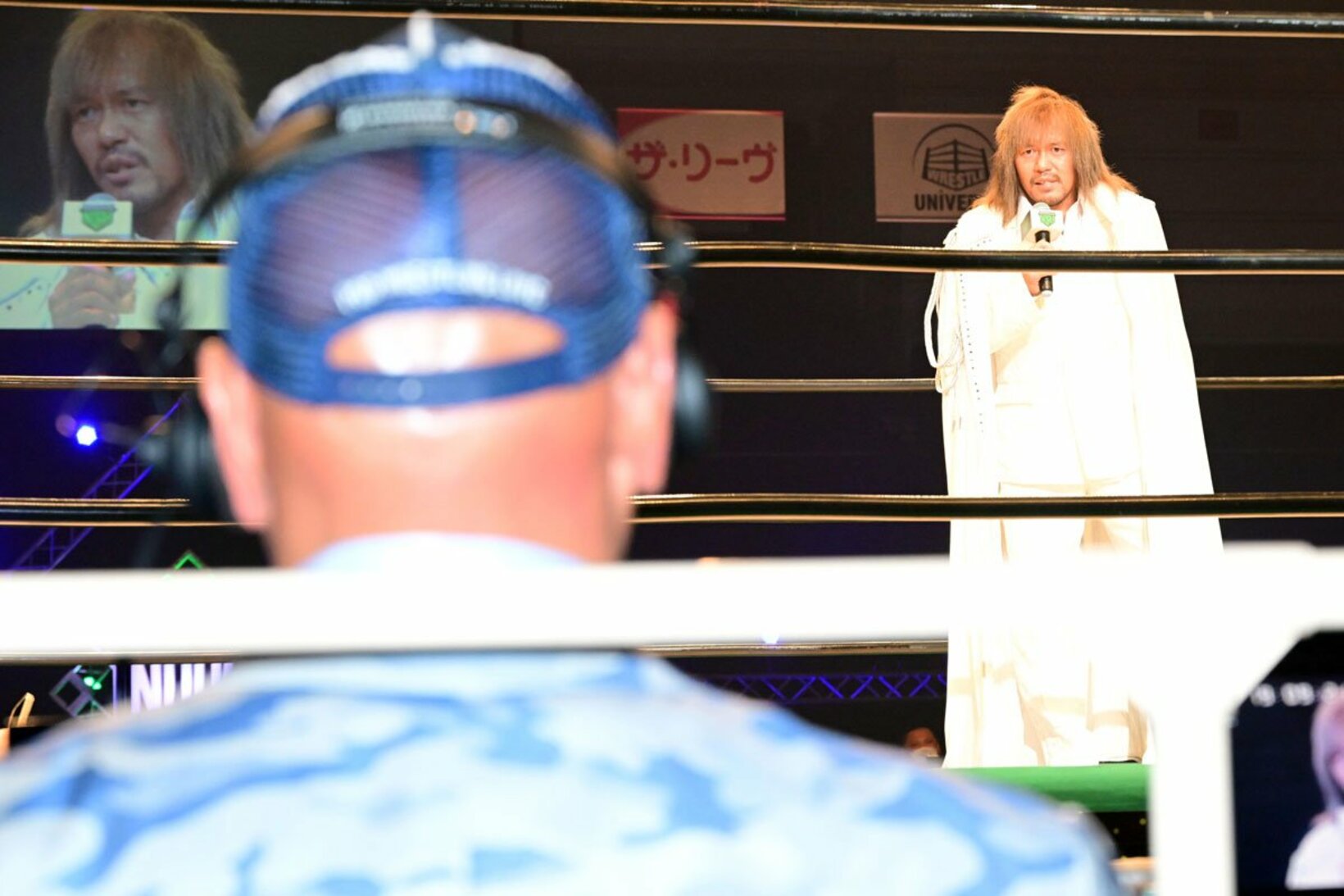 リング上から解説席の武藤(手前)に「圧勝」予告をする内藤