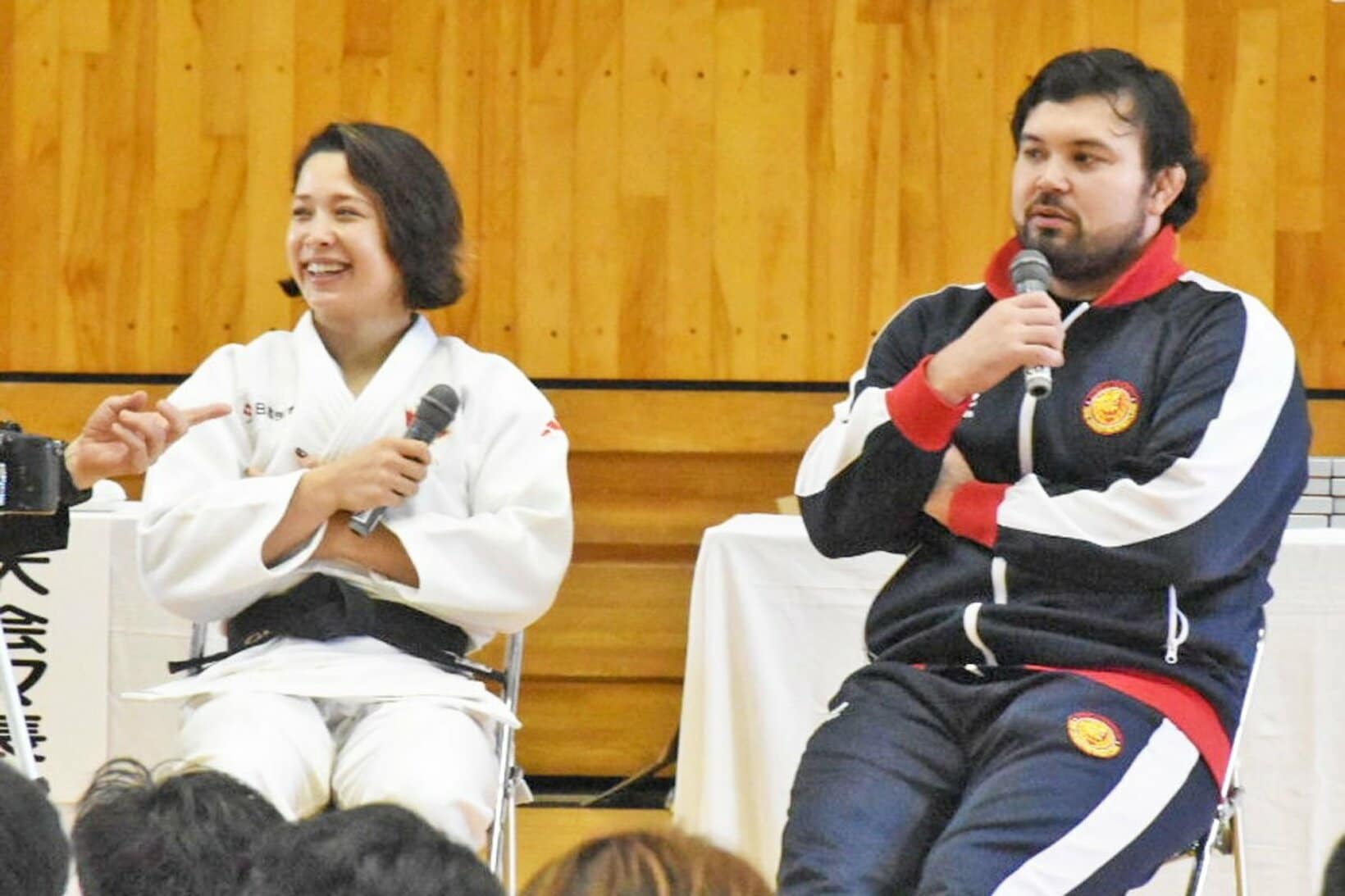 トークショーで思い出を話すウルフアロン(右)と出口クリスタ