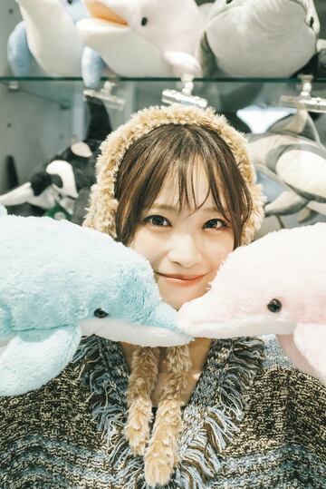 イルカと戯れる入内嶋涼（写真集先行カットから、撮影・時永大吾）