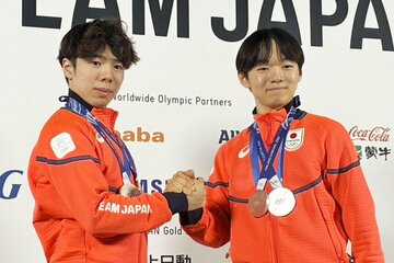 個人銅の佐藤駿(左)と健闘をたたえ合った鍵山優真