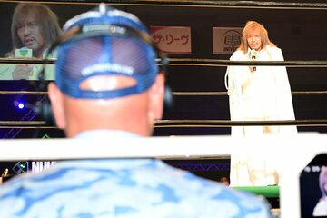 リング上から解説席の武藤(手前)に「圧勝」予告をする内藤