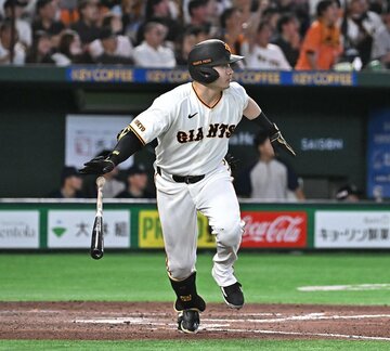７回二死満塁から、逆転ツーベースを放った巨人・泉口友汰