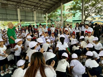 玉入れを見守る神取忍(左)