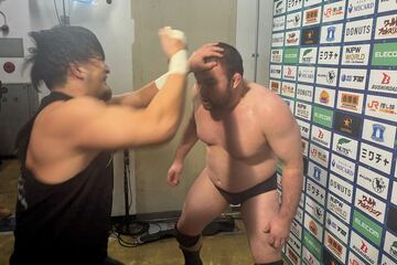 成田蓮（左）に襲撃されたウルフアロン