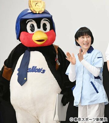  つば九郎（左）と磯野貴理子