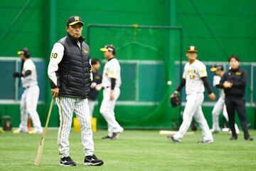 ナインの練習を見守った阪神・岡田監督(左)