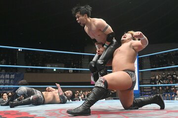 吉岡世起(中)に金的攻撃を仕掛けるISHIN　