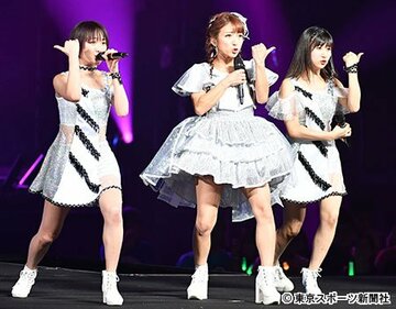  左から工藤遥、サプライズで登場したＯＧの辻希美、佐藤優樹