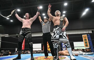 上村、海野組を破りＢブロック首位通過を決めたOSKARとYuto-Ice（右）