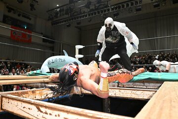 デブネズミ(右)に撤収中のリングの鉄骨に叩き付けられるザ・グレート・サスケ