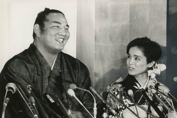 婚約発表時の若嶋津さん(左)と高田みづえ（1985年）
