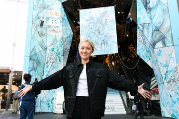 「オモカド」のエントランスを自身の作品で飾った伊東楓さん