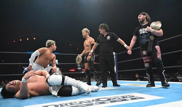後藤、YOSHI-HASHI組を破り新チャンピオンになったKENTAとオーエンズ（右）