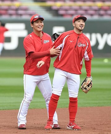  ノックを受ける菊池。左は小窪