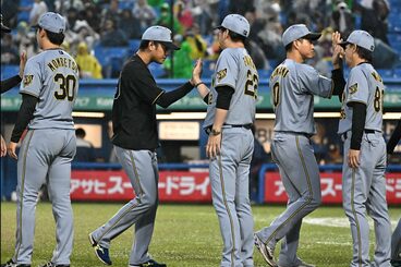 試合後、ハイタッチする高橋遥人(中央左)と藤川球児監督