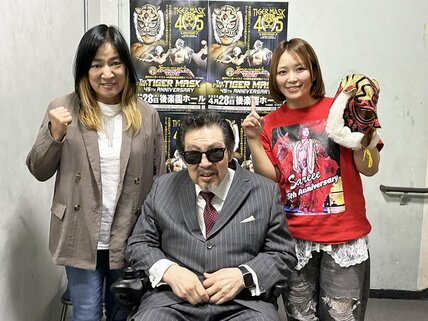 記念撮影を行ったジャガー横田(左)、初代タイガーマスク(中＝佐山サトル)、もらったマスク持参のSareee