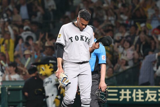 サヨナラ中犠飛を許しうなだれる巨人・マルティネス