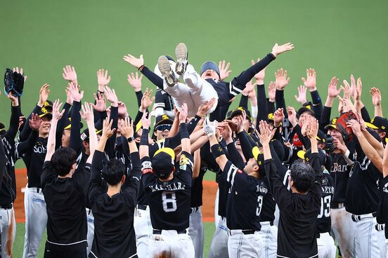 リーグ3連覇を達成し胴上げされるソフトバンク・小久保監督