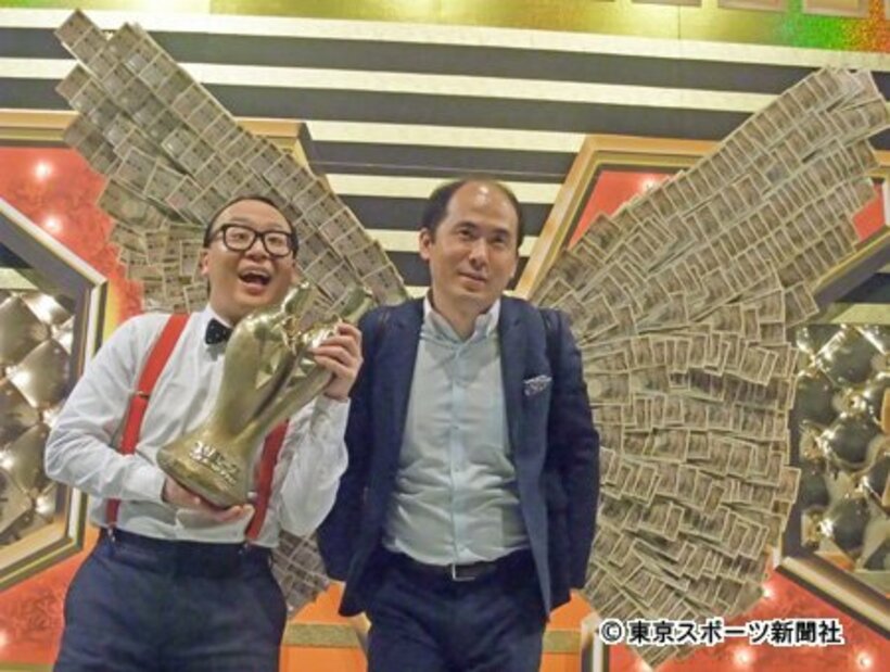 賞金１０００万円を背負う斎藤（右）とたかし