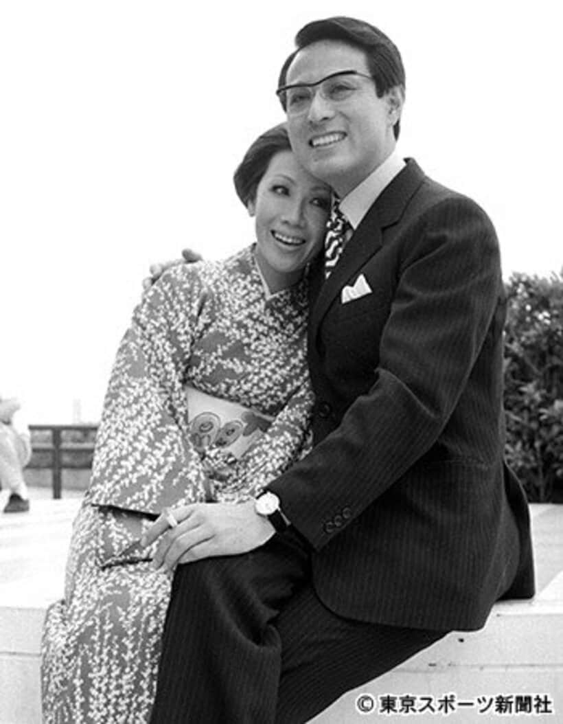  朝丘さん（左）との婚約発表会見で笑顔を見せる津川さん（１９７３年４月）