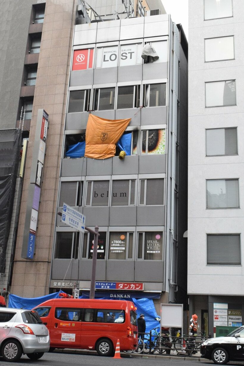  火災が発生したビル（東スポWeb）