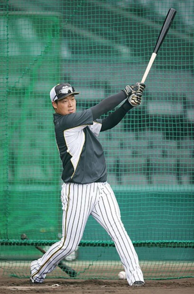  自主練習をする大山（阪神タイガース提供）