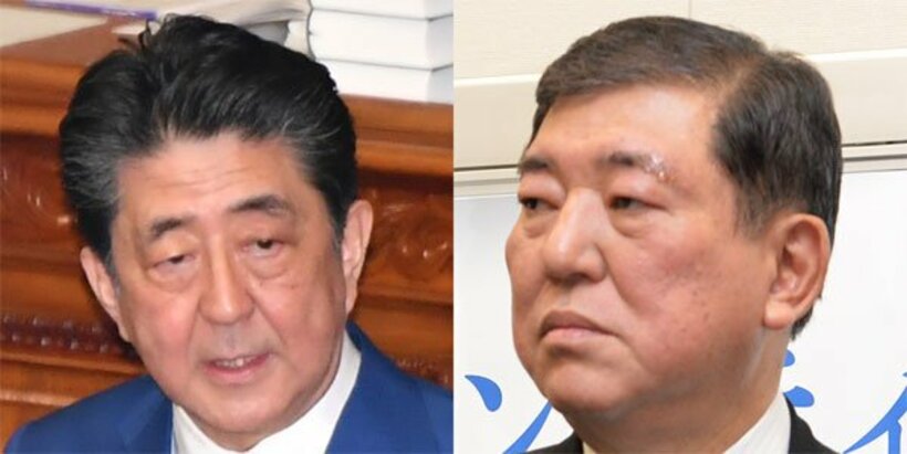  安倍首相（左）と石破氏