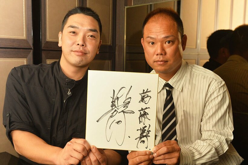 色紙を手にポーズを決める阿部（左）と朝井氏