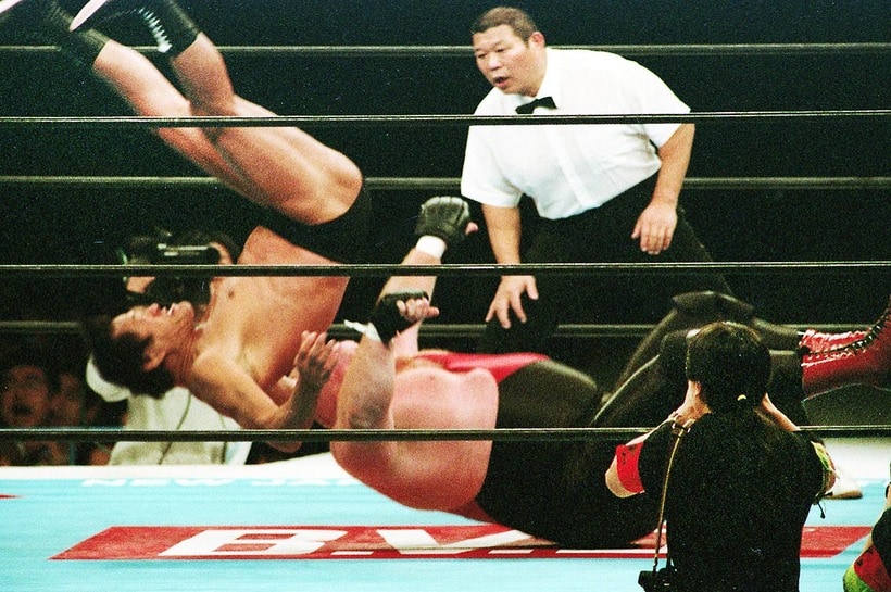 ベイダー（右）の投げ捨てジャーマンを食らう猪木（１９９６年１月、東京ドーム）