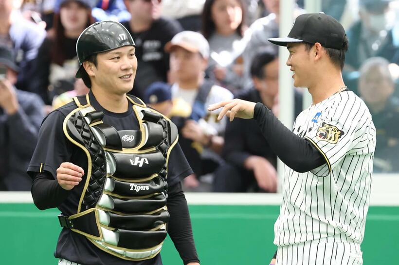 及川雅貴（右）とコミュニケーションをとる伏見寅威