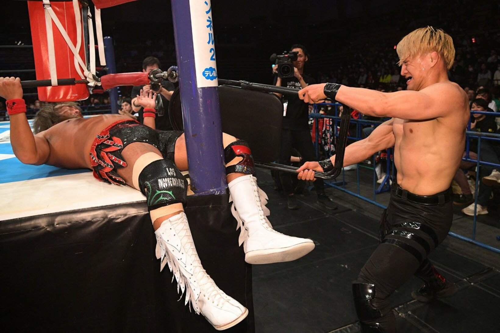 内藤哲也（左）をパイプ椅子で攻めるSHO