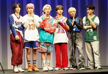  ＯＣＴＰＡＴＨの(左から)四谷真佑、栗田航兵、小堀柊、太田駿静、古瀬直輝、海帆（東スポWeb）
