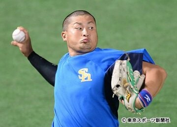 坊主頭でキャッチボールするソフトバンク・森