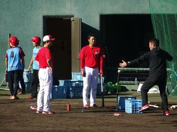 新井監督（右）は堂林（右から２人目）に身ぶり手ぶりで指導。左は良太コーチ
