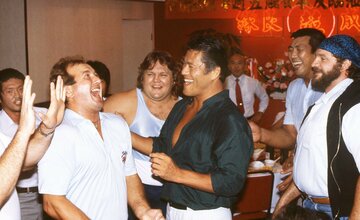  打ち上げでモノマネされた猪木（８５年９月、台湾・台北市、東スポＷｅｂ）