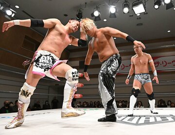 菊池悠斗(中)に泥臭くヘッドバットを放つ小峠篤司(左)