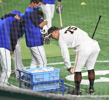  ＤｅＮＡ関係者の前で左ヒザを痛そうにする村田修一コーチ