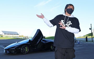 スーパーカーで球場入りした新庄剛志監督