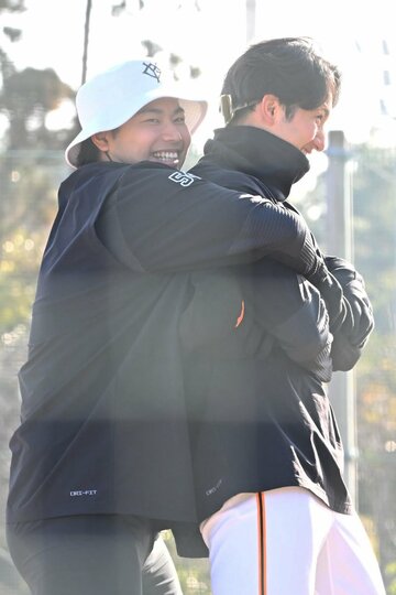 横川凱（右）に抱きつく松浦慶斗
