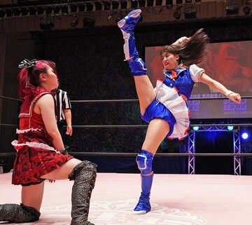  荒井（右）は伊藤にカカト落としを決めた