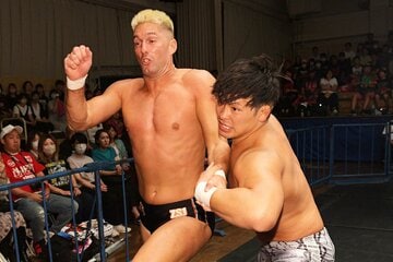 ノア修行前の2023年にもザック・セイバーJr.(左)と対戦している大岩陵平