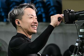 笑顔でカメラサインする山口剛