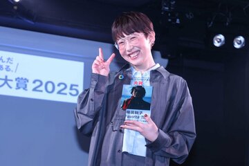 大賞〈赤〉に輝いた柴田聡子