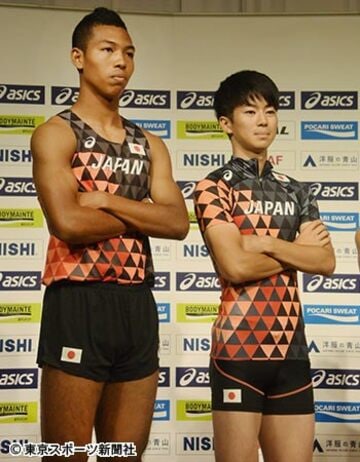 多田（右）は代表入りしたサニブラウンと笑顔でポーズ