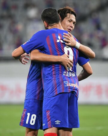 前半４５分ゴールを決めたオリヴェイラと抱き合う橋本拳人