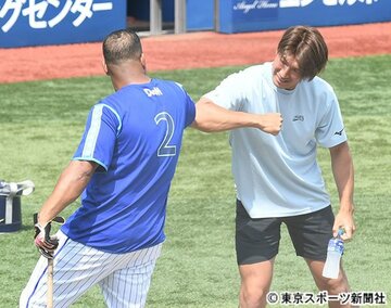  ヒジタッチであいさつするロペス（左）と大田