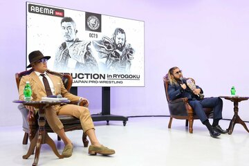 １９日の会見でSANADA（左）はEVILにランバージャック戦を提案していた
