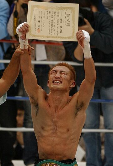 ２００６年、フェザー級王者になって喜ぶ越本隆志さん